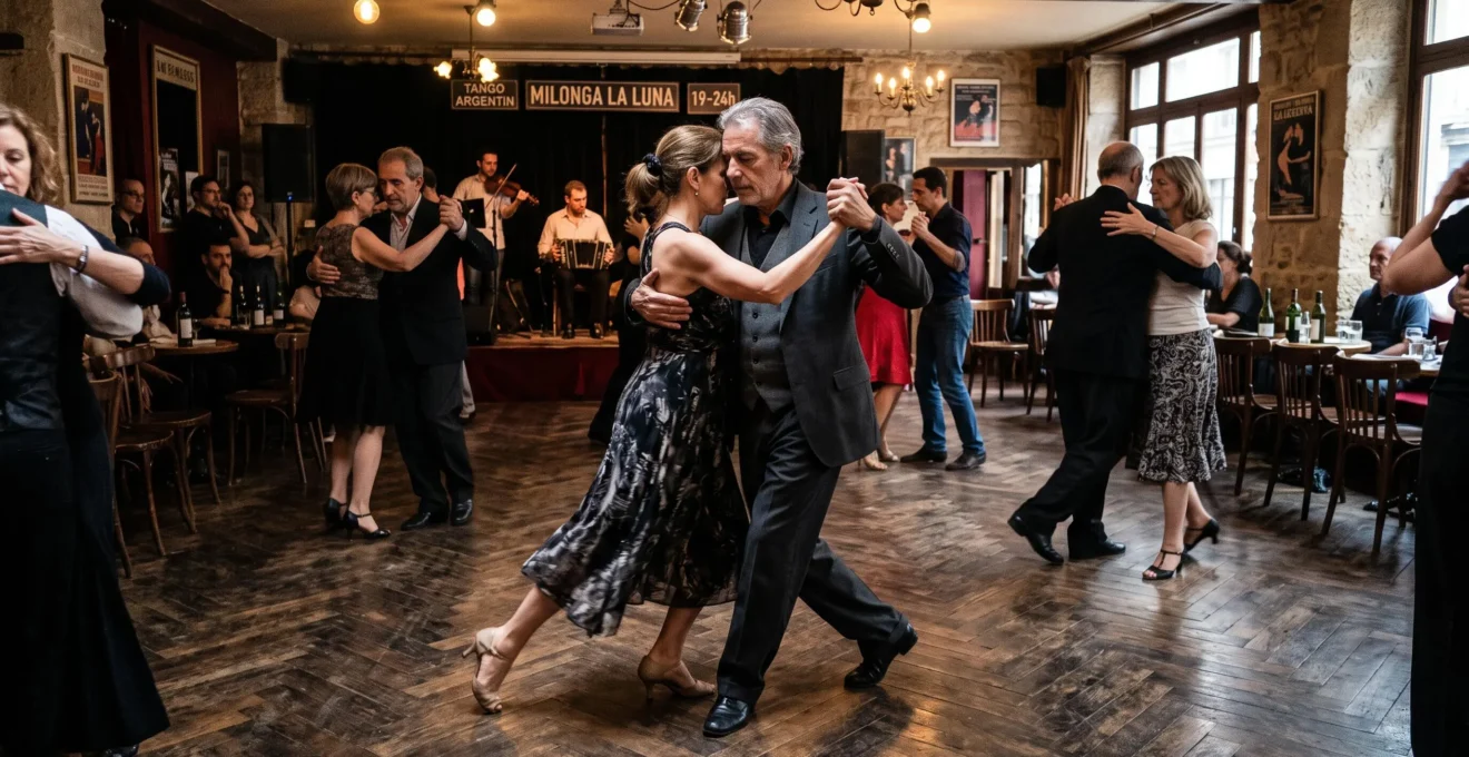 Un couple danse le tango en embrace rapproché au milieu d'une piste de milonga, en pleine marche partagée avec d'autres couples.