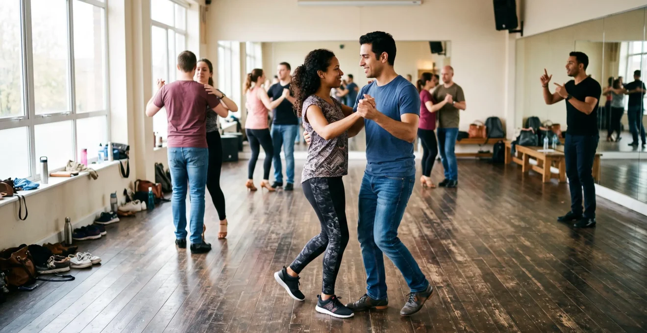 Un couple de débutants danse le pas de base de la salsa dans un studio pendant un cours, face à face, bras détendus.
